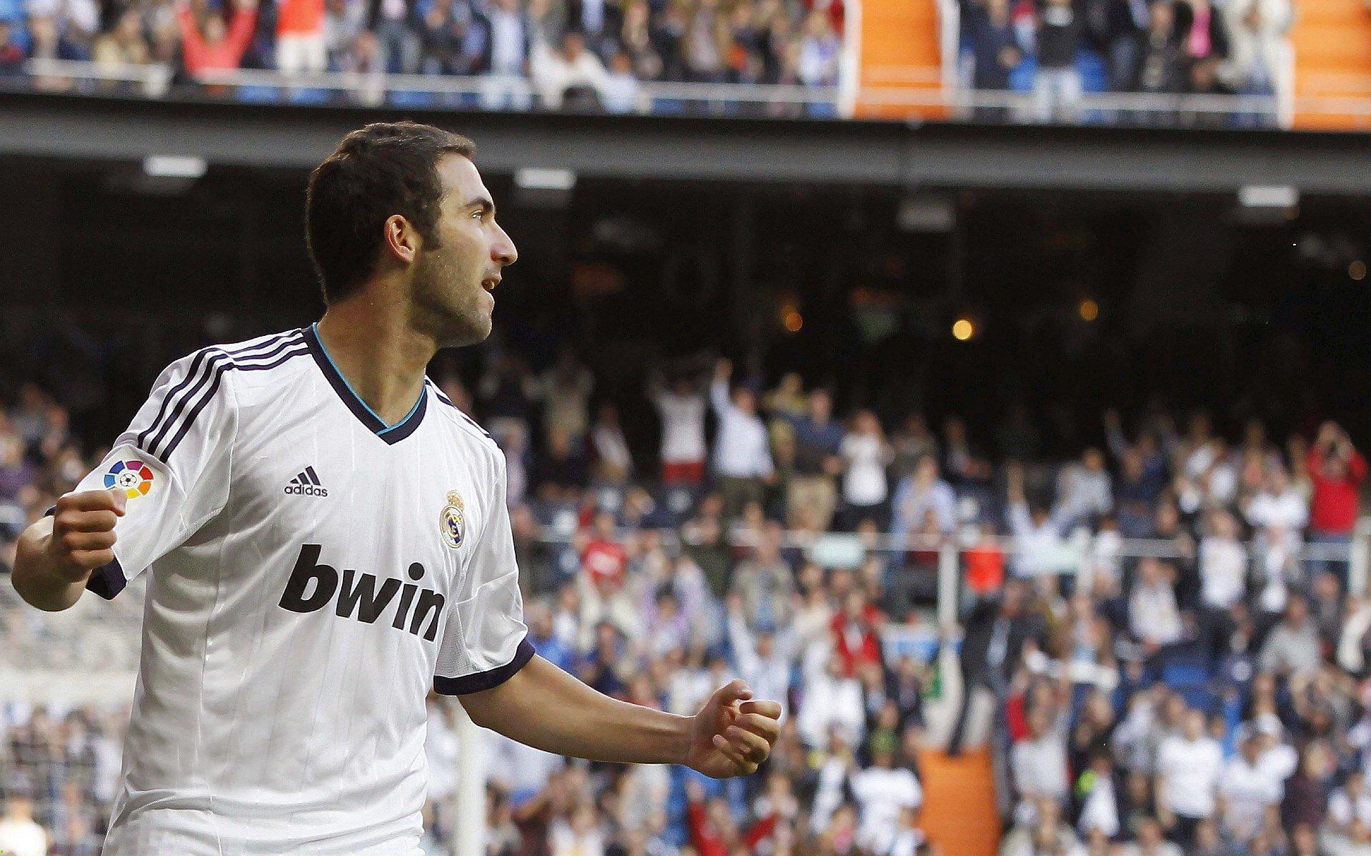 飞人再创历史!世界纪录被刷新,田径赛场见证传奇一刻