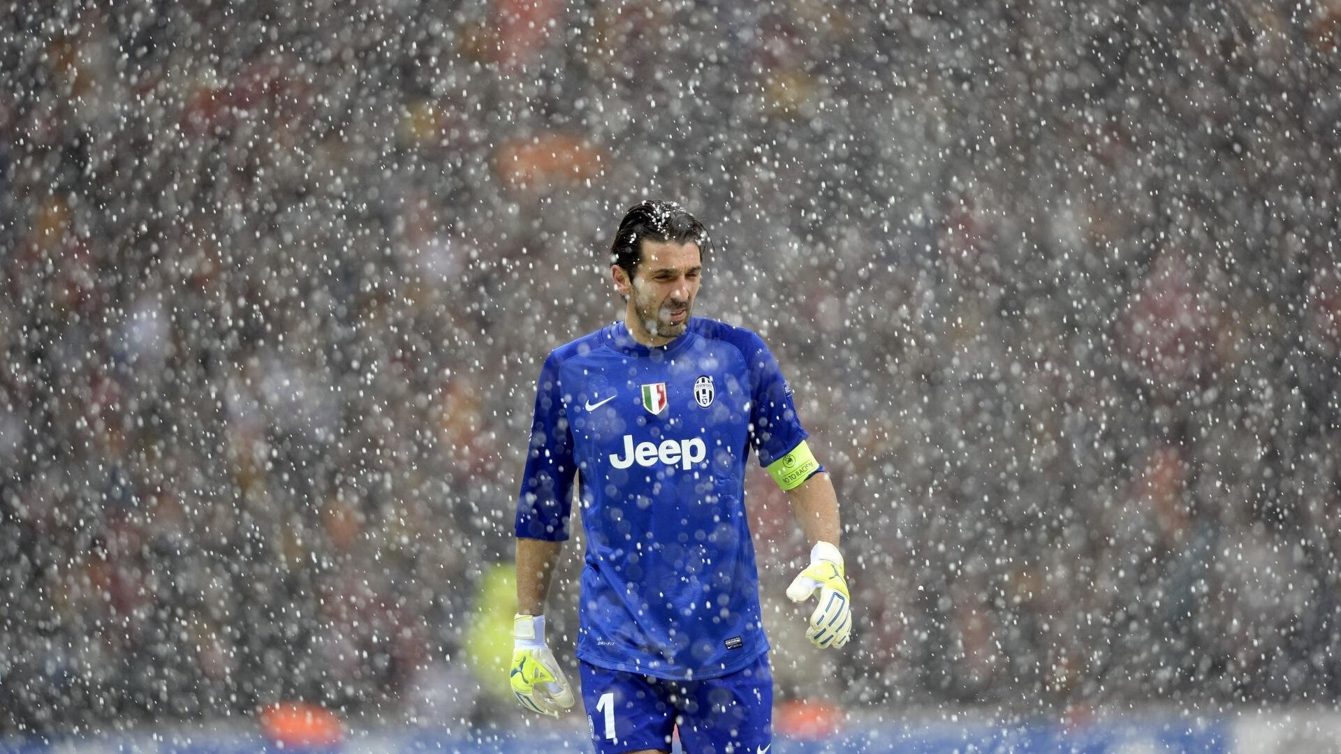 姆巴佩梅开二度助巴黎圣日耳曼领跑法甲，梅西伤退引担忧